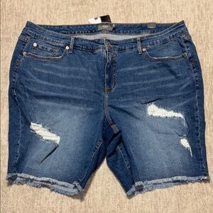 NWT 24 Torrid Denim shorts distressed Jeans Bermuda Boyfriend stretch mid rise